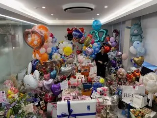 演员李敏镐在装满生日礼物的房间里庆祝自己的生日......
