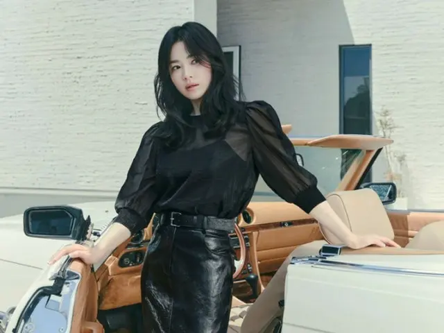 女演员宋慧乔身穿黑色透视上衣展现优雅美感