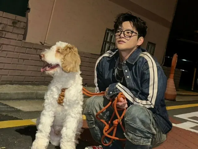 徐仁国晚上带着狗散步……拖着的样子也很可爱