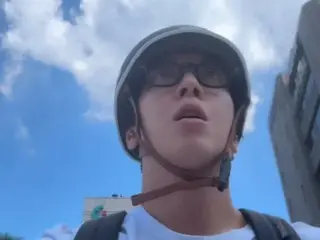 《CNBLUE》郑容和在蓝天映衬下展现清爽视觉…从下面看也很帅气