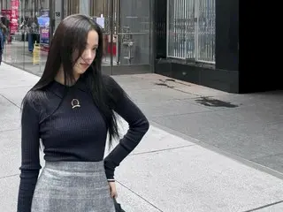 BLACKPINK 的 Jisoo 以经典休闲造型昂首走在纽约街头