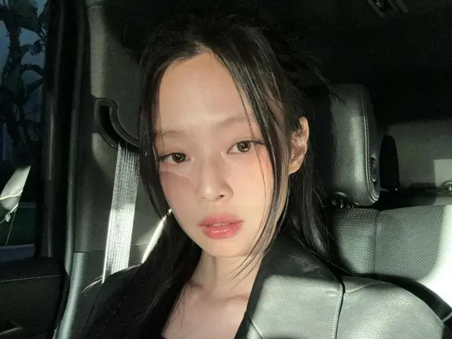 《BLACKPINK》Jennie黑色风格爆出别致美感