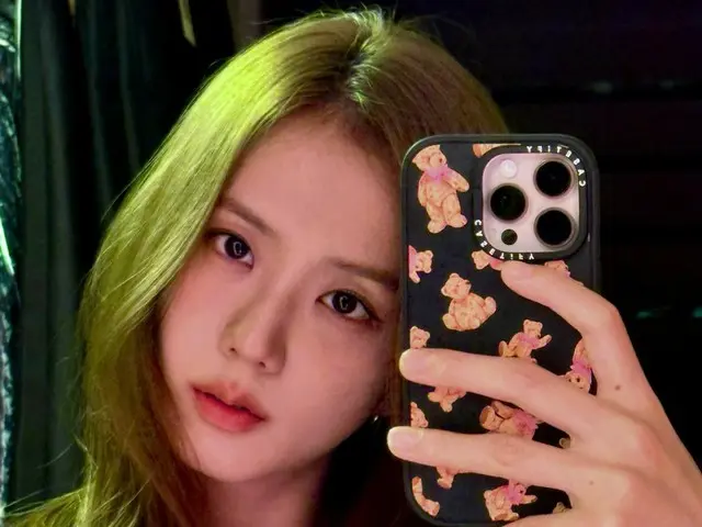 “BLACKPINK”Jisoo 对着镜子自拍可爱...“好久没看到粉红镜子了”