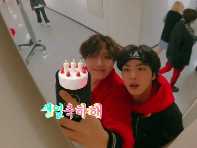 “BTS”J-HOPE 庆祝 JIN 生日......怀旧照片