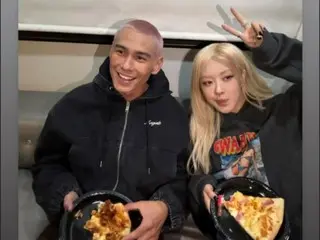 BLACKPINK 的 Rosé 与 Evan Mock 去吃披萨……Bruno Mars 可能会嫉妒哈哈