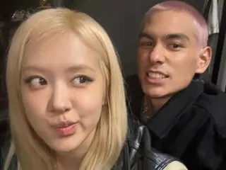 《BLACKPINK》Rosé 与饰演恋人的搭档 Evan Mock 友好二拍