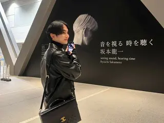 “SHINee”KEY参观坂本龙一画展...畅游东京