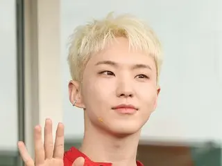 [机场照片] SEVENTEEN 成员 Hoshi 身穿鲜红色皮夹克前往米兰