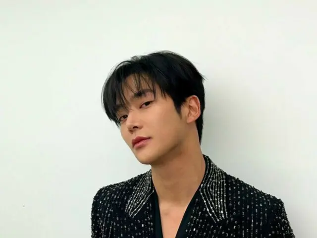Ro Woon (SF9) 散发性感华丽的气息