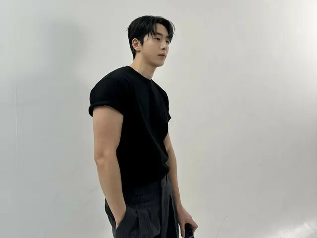 演员南柱赫公开写真拍摄幕后照...成熟外貌引热议