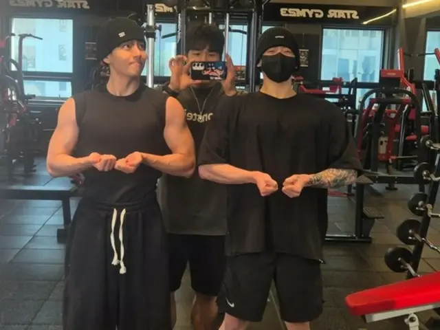 BTS 的 V 和 JUNG KOOK 在保卫国家的同时展现了他们肌肉发达的一面……甚至他们与演员宋康的会面
