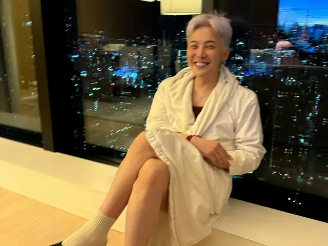 G-DRAGON（BIGBANG）身穿浴袍和穴位按摩拖鞋出现在豪华酒店……在世界巡演前关注自己的健康状况，哈哈