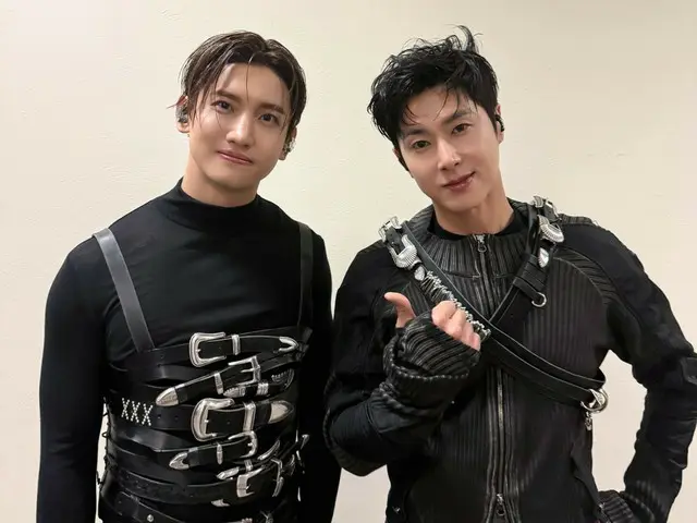 东方神起在墨西哥结束“SMTOWN LIVE 2025”演出后摆姿势