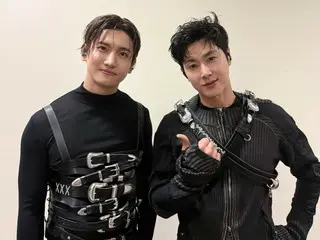 东方神起在墨西哥结束“SMTOWN LIVE 2025”演出后摆姿势