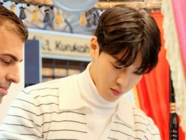 MONSTA X 的 SHOWNU 在土耳其变身咖啡师（便利店餐厅）