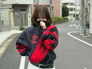 “aespa”成员卡莉娜因身穿印有数字“2”的红色套头衫而陷入政治争议