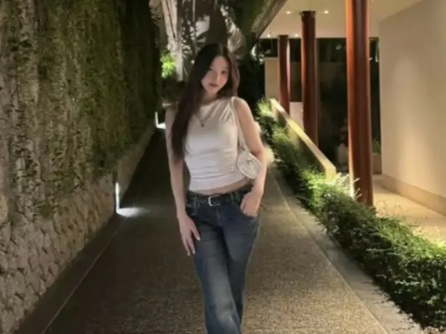 Red Velvet 成员 JOY 身穿白色背心和牛仔裤，引人注目