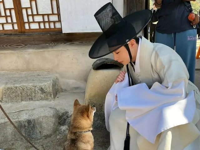 演员李宰宇公开了电视剧拍摄的幕后花絮......“给还没看过《檀香山》的朋友们！”