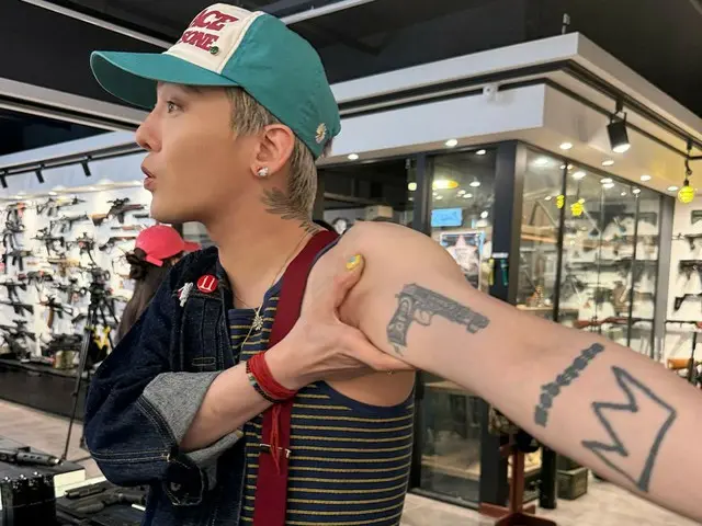 G-DRAGON（BIGBANG）参观枪支商店并展示他手臂上的枪支纹身