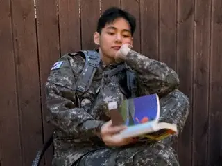 防弹少年团 V 在 Instagram 上发布了纪念退伍的未公开照片！