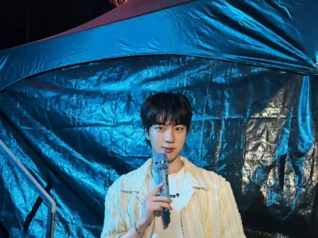 BTS 的 JIN 向粉丝们发出了真挚的爱的信息，“我爱你”......J-HOPE：“我爱你，JIN 哥”