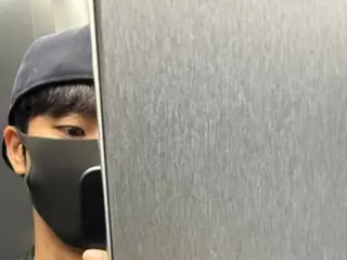 崔正协在电梯关闭时仍与粉丝交流