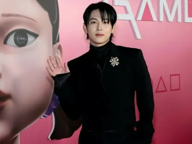 Yim Siwan 身着全黑服装魅力四射