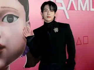 Yim Siwan 身着全黑服装魅力四射