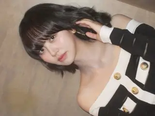 朴宝剑拍摄的金叙贤照片以其美丽的低胸装吸引了人们的注意
