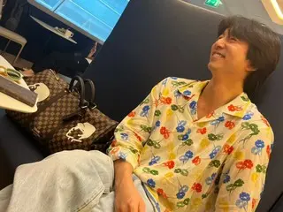 演员孔刘身穿华丽花衬衫，露出顽皮的笑容