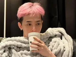 G-DRAGON（BIGBANG）身着粉色时尚服装，看起来很棒……自然又时尚