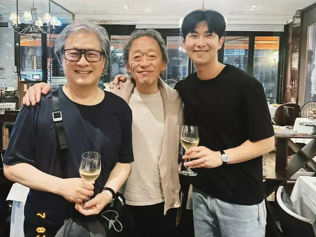 “防弹少年团”RM公开了与朴赞郁导演、郑明勋指挥的合影……“世界级的相遇”