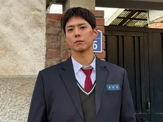 演员朴宝剑虽然已年过三十，但穿制服依然帅气十足，备受瞩目