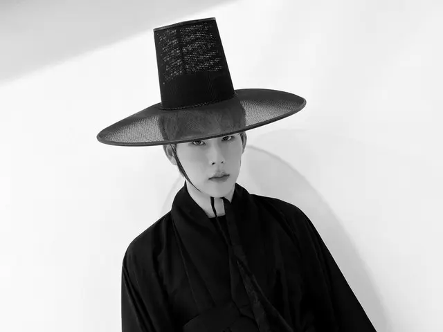 MONSTA X 的 JOOHONEY 看起来像真人版“Saja Boys”！......穿着长袍和夹克接受挑战