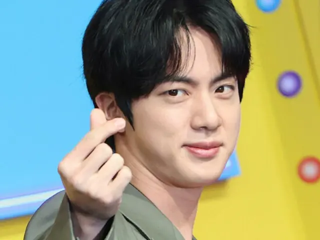 防弹少年团JIN以“舞台上下差别很大的可爱明星”排名第一