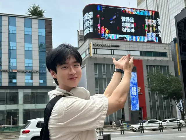 演员张东润为庆祝生日上传了与男友在街上和咖啡馆的合影