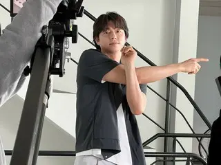 演员孔刘公开写真拍摄幕后照片...年轻的面容让人难以相信他已经40多岁了