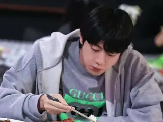 BTS 的 JIN 在伦敦一如既往的酷......只要看着他就会让人微笑