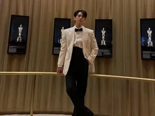 Yim Siwan 穿着燕尾服参观学院博物馆……就像走红地毯一样