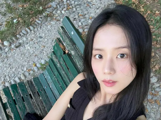 BLACKPINK 的 Jisoo 在米兰漫步时在公园休息......时尚之都隐藏的休闲胜地
