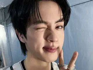 防弹少年团的 JIN 眨眼并做出可爱的和平手势......“欢笑、跳跃和唱歌的每一刻都很幸福”