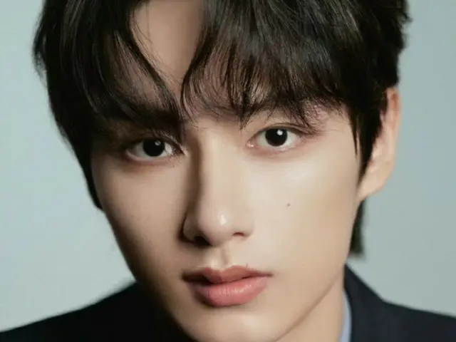 SEVENTEEN 的 Jun 作为演员在韩国的舞台上与电影《追风逐影》的导演兼制片人一起向观众致意