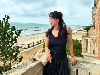 女演员孙艺珍身着黑色连衣裙，女神般亮相威尼斯