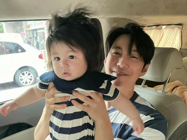 演员沈亨卓和他的儿子 Haru 穿着情侣装在漫画咖啡馆约会