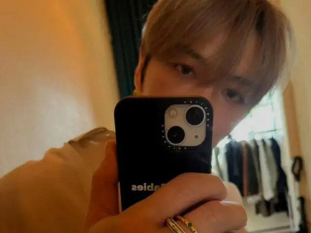 在透过窗户射进来的阳光下，J-JUN显得更加耀眼……“美好的一天”