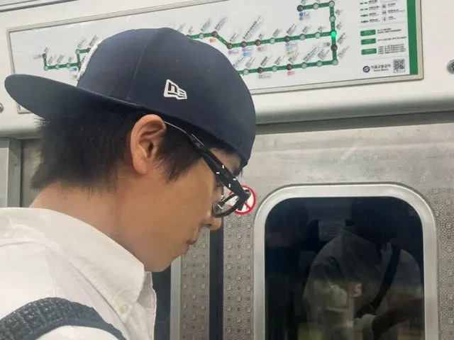 崔正协公开地铁上的休闲日常生活