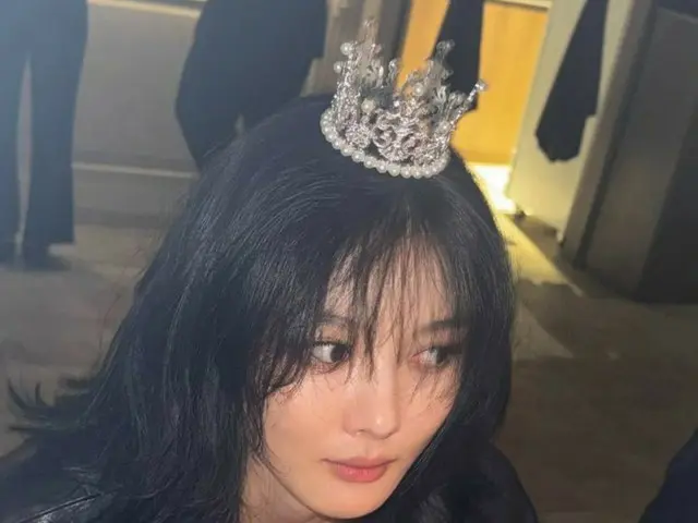 金裕贞，无论穿什么衣服都是一个可爱的洋娃娃般的美女，穿着皮夹克和头饰