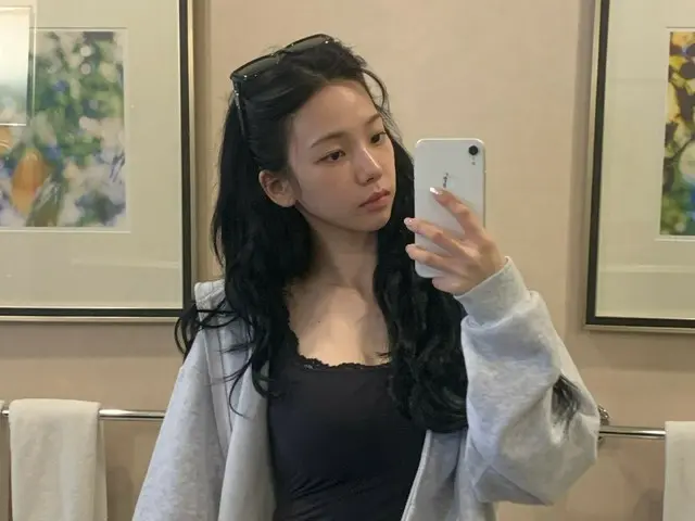 “aespa”卡莉娜，素颜也能AI级美颜…分享自然日常