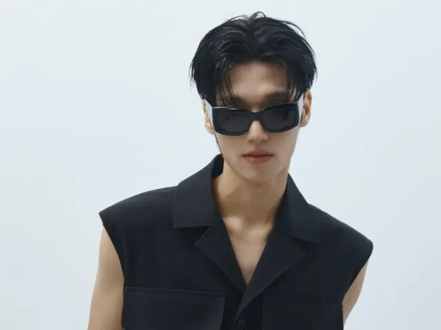 ATEEZ 的 Wooyong，以时尚的视觉效果点亮法国巴黎......参加 Courrèges 秀