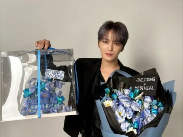J-JUN 被选为 Mediheal 的缪斯女神……用一大束鲜花来庆祝